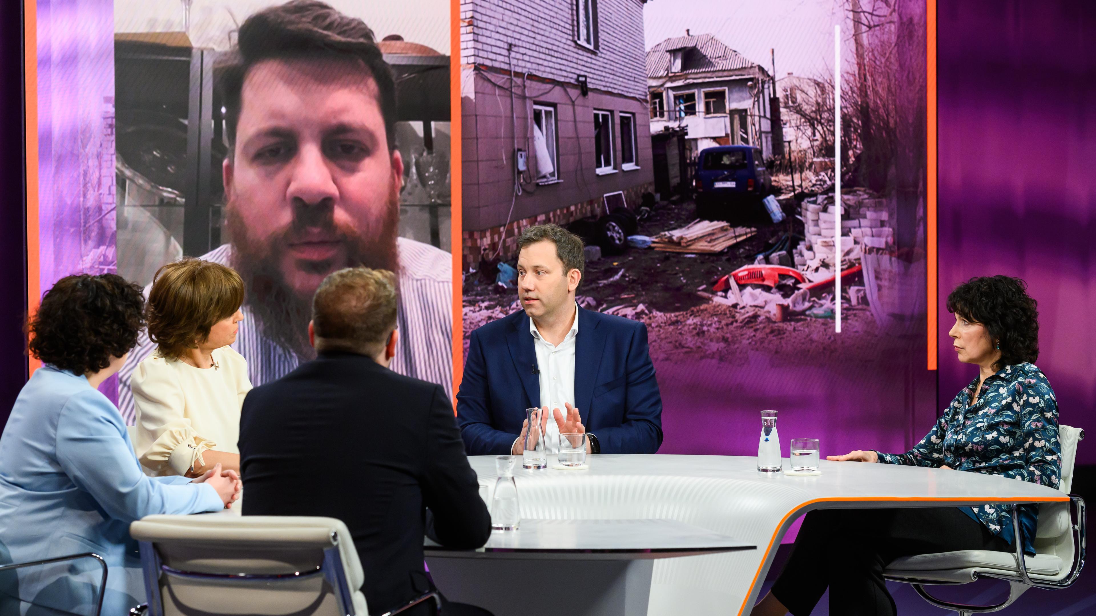 Von links: Paul Ronzheimer, Amira Mohamed Ali, Maybrit Illner, Lars Klingbeil, Sabine AdlerSchalte: Leonid Wolkow