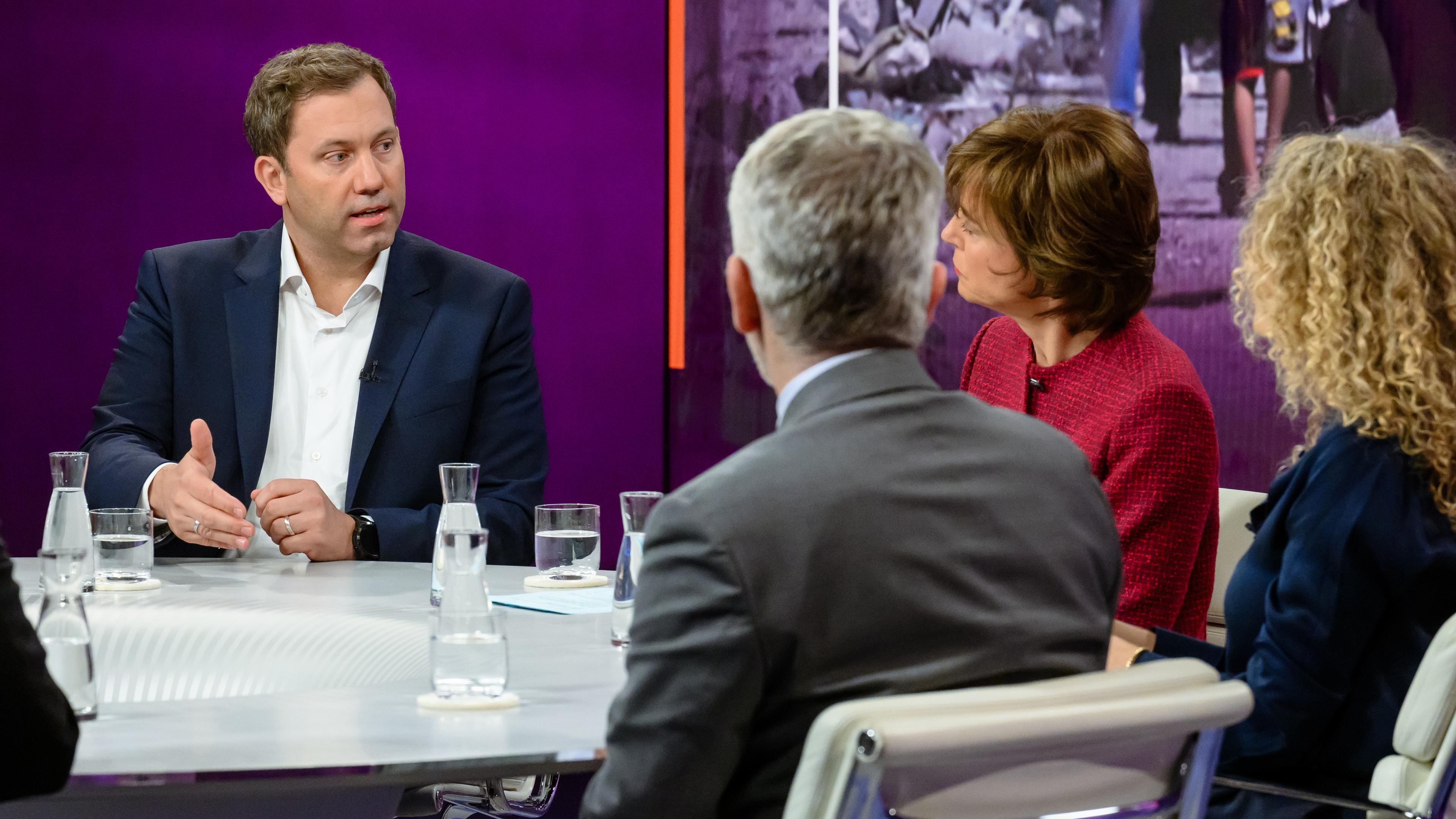 Lars Klingbeil im Austausch mit weiteren Gästen