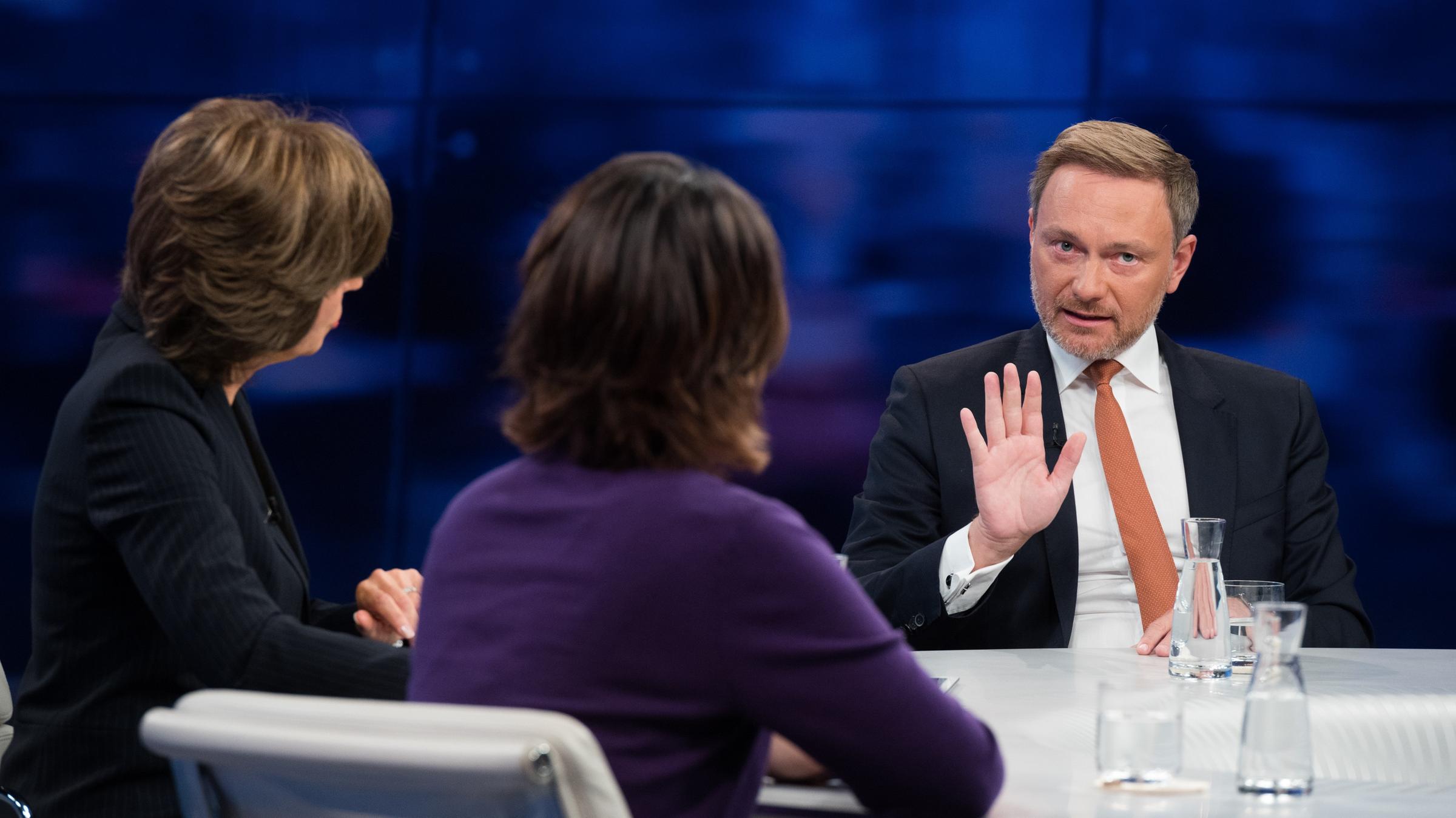 Christian Lindner diskutiert mit Annalena Baerbock und Maybrit Illner. 