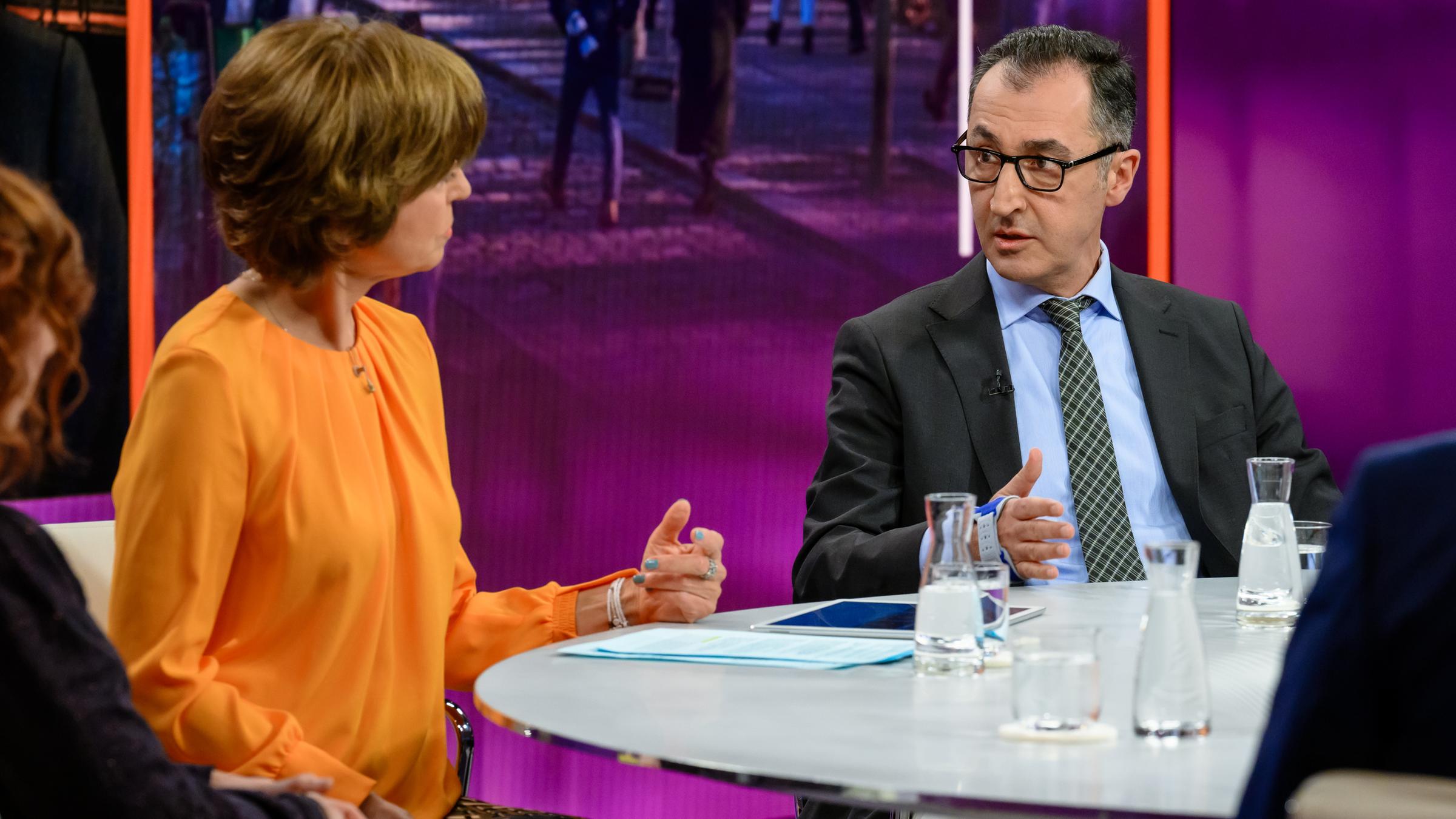 Maybrit Illner und Cem Ãzdemir in ZDF-Sendung "maybrit illner" am 11.01.2024