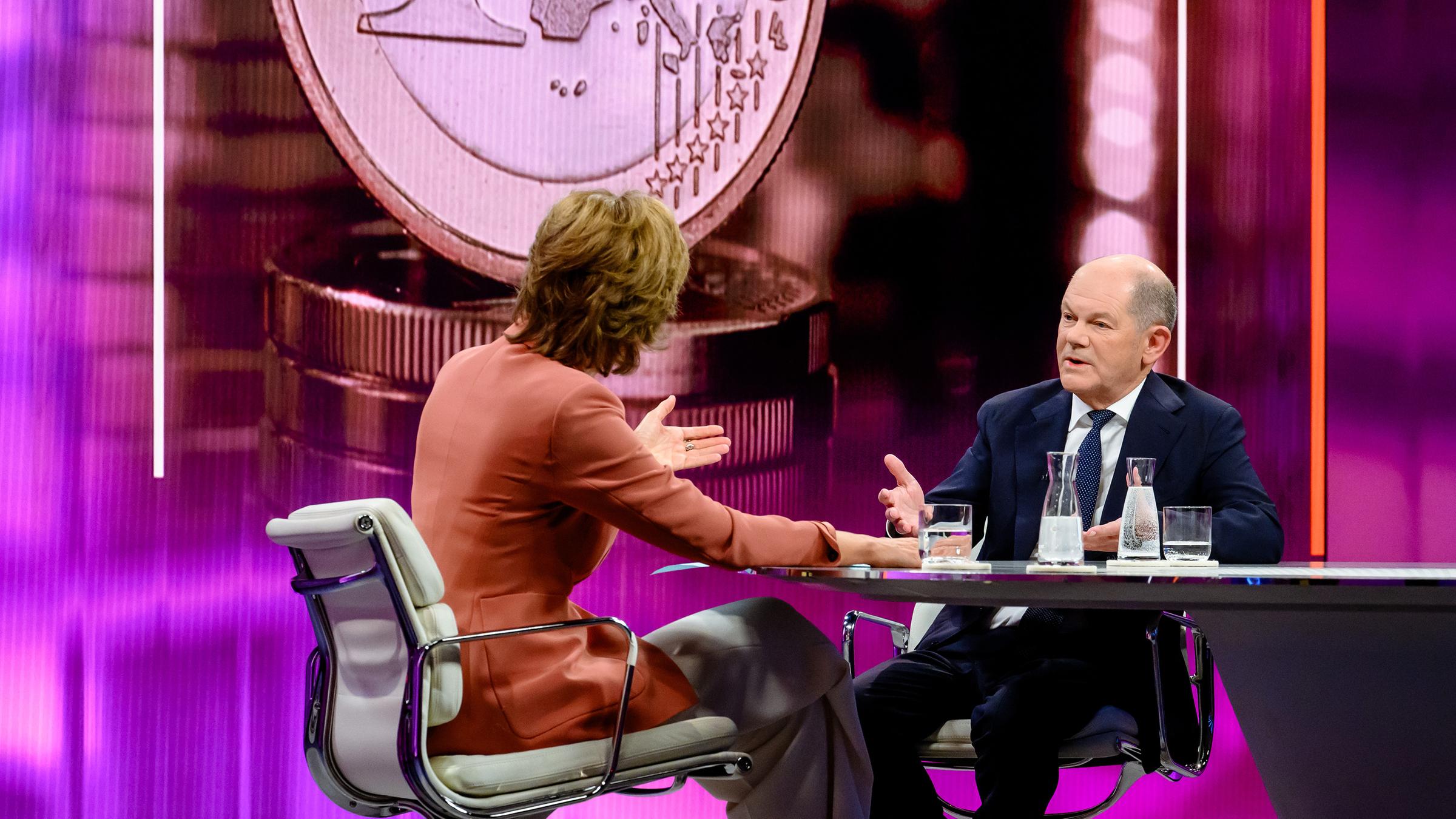 Maybrit Illner und Olaf Scholz