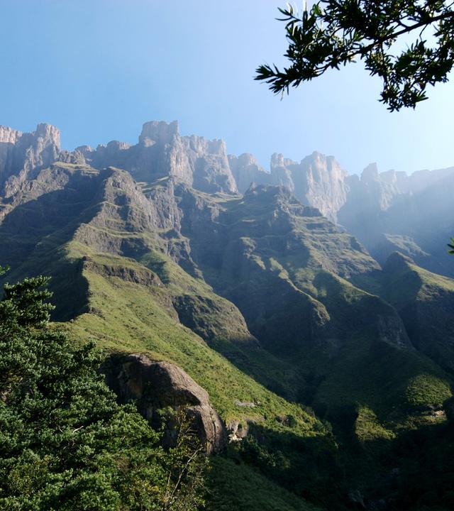 blick auf ein tal mit bergen