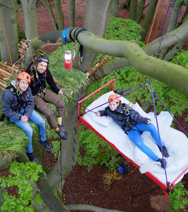 Laura, Tommy und Leopold auf den Schlafplätzen im Baum