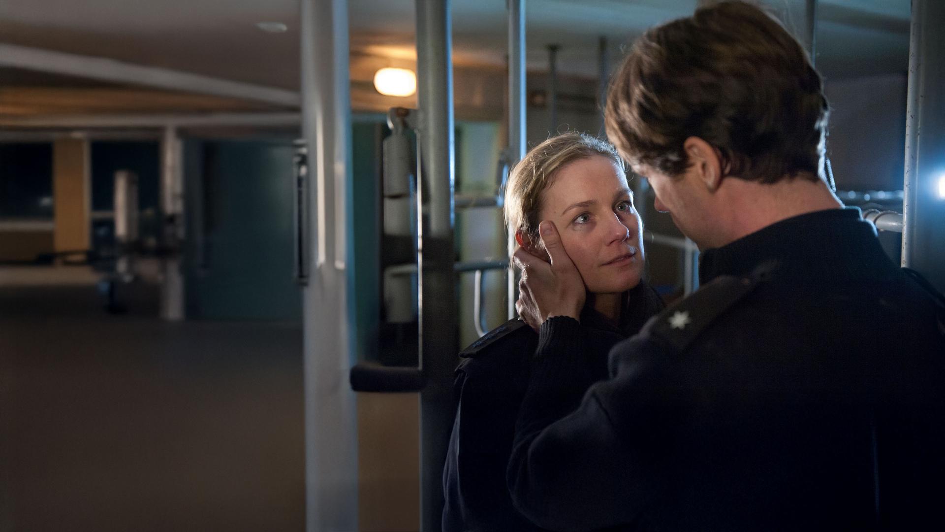 "Notruf Hafenkante - Im Bunker": Franzi (Rhea Harder) und Mattes (Matthias Schloo) stehen sich im Bunker dicht gegenüber. Mattes legt eine Hand an Franzis Wange und sieht sie an.