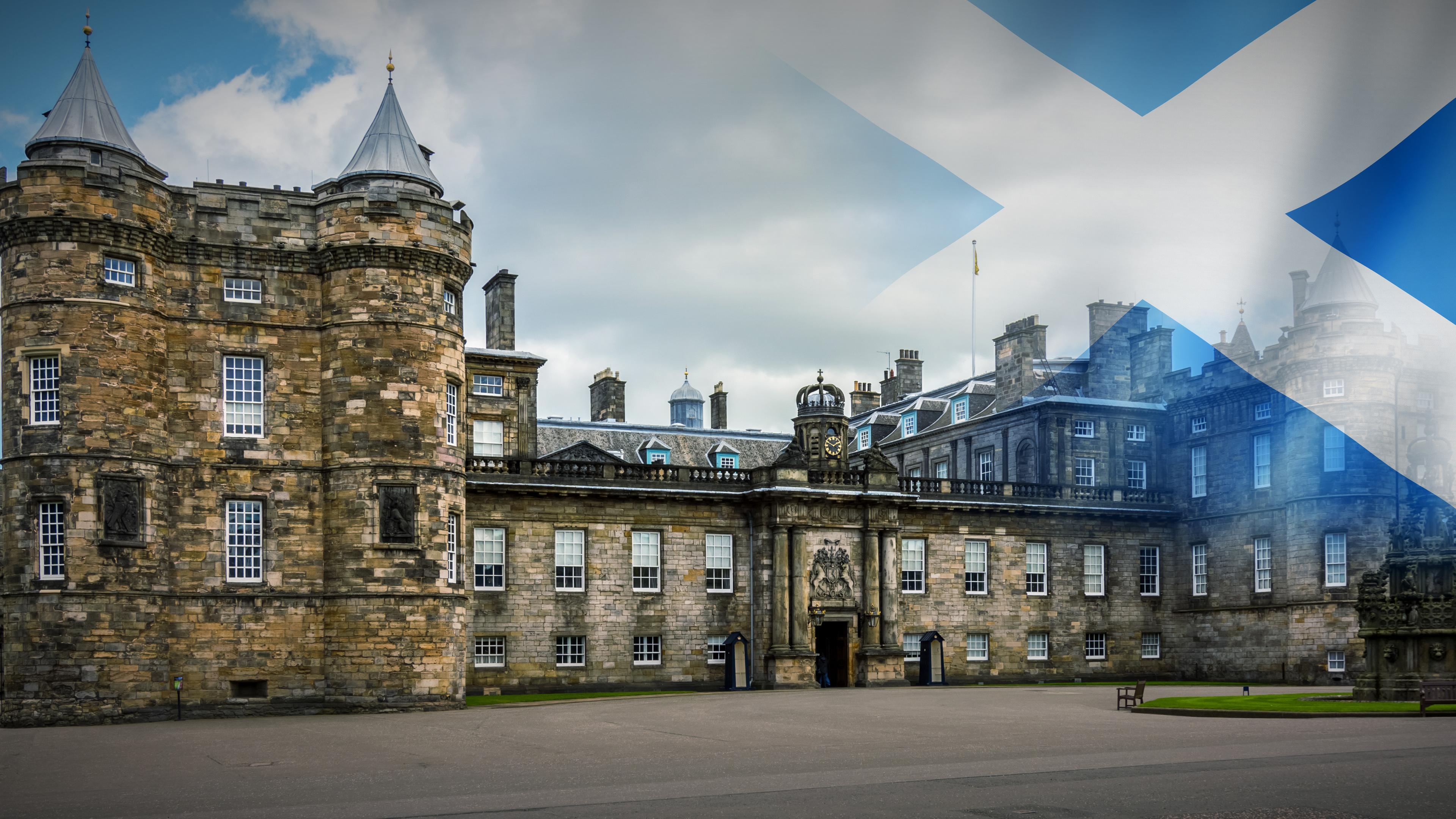  Montage: Rechts die Flagge Schottlands, links Palast Hollyroodhouse.