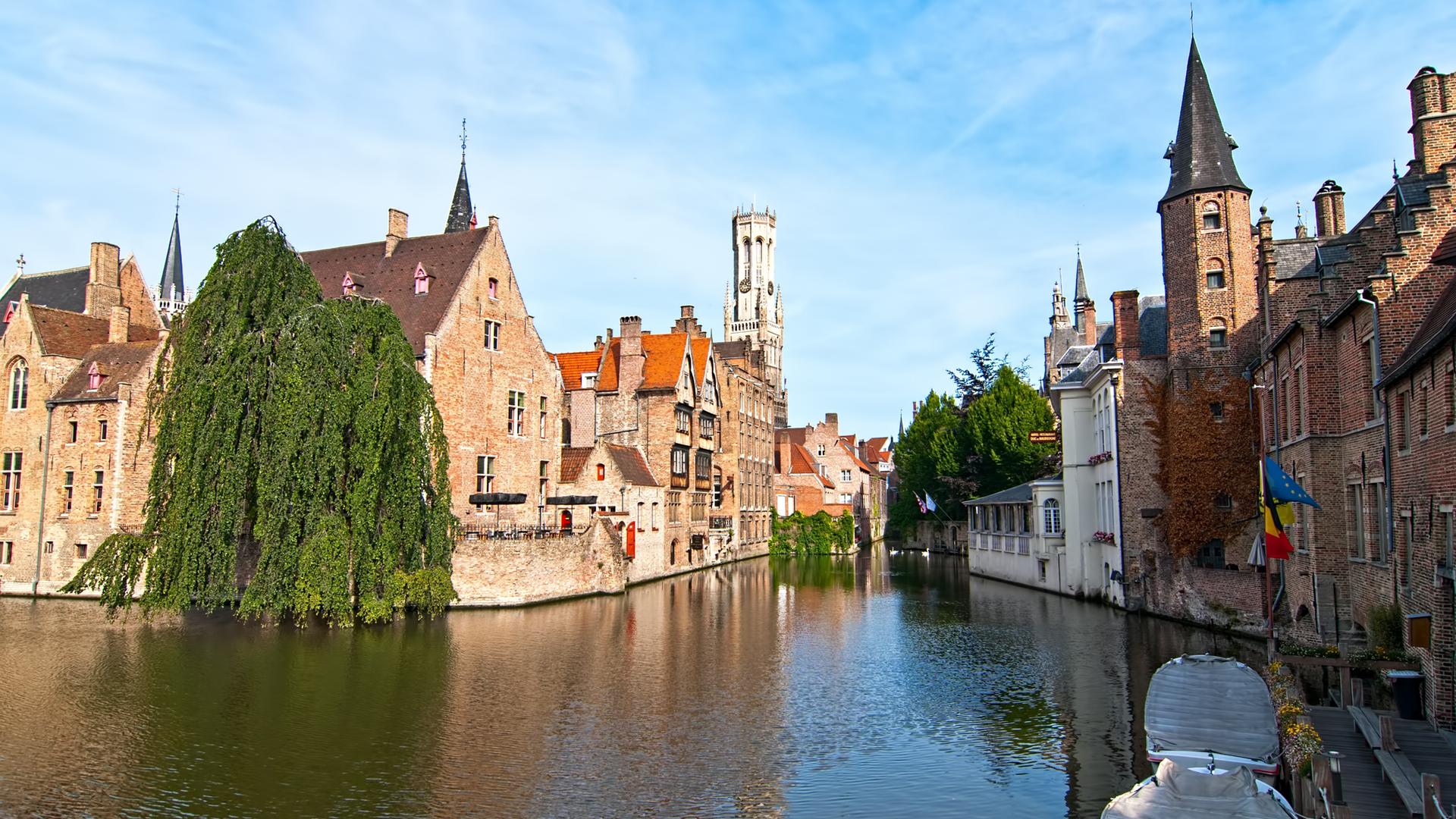 Stadtansicht vom Brügge, mit vielen alten Giebelhäusern, umgeben von einem breiten Kanal.