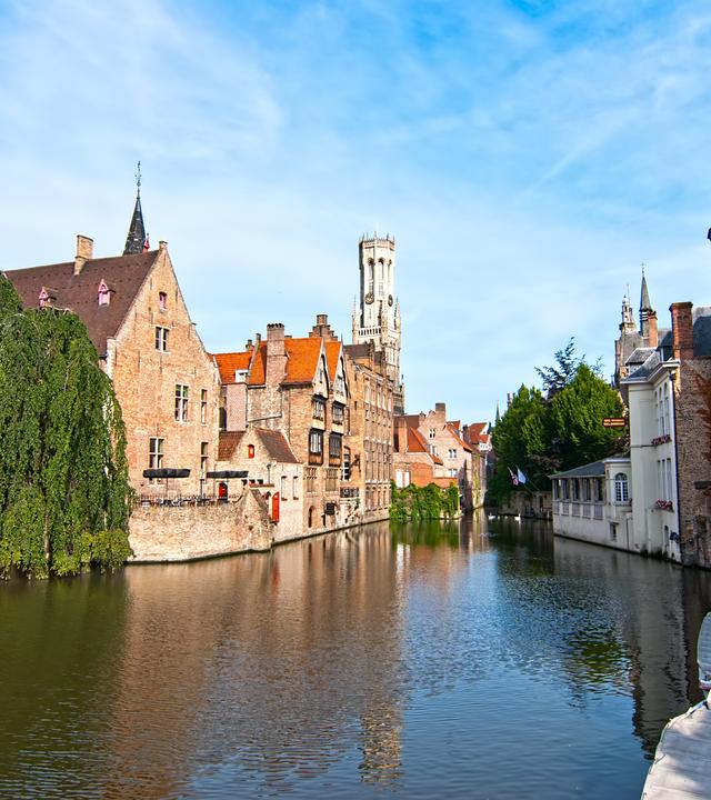 Stadtansicht vom Brügge, mit vielen alten Giebelhäusern, umgeben von einem breiten Kanal.