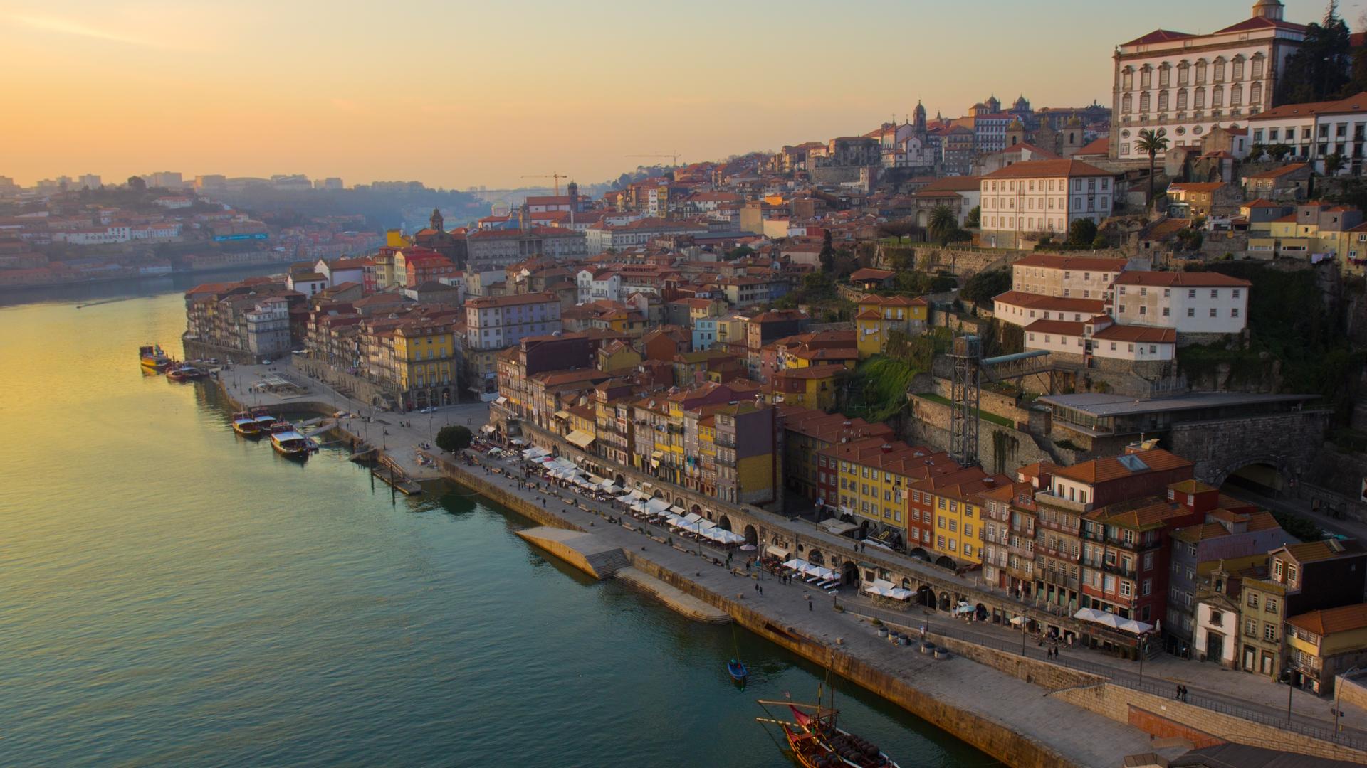 Hügel mit Altstadt von Porto und das Meer.