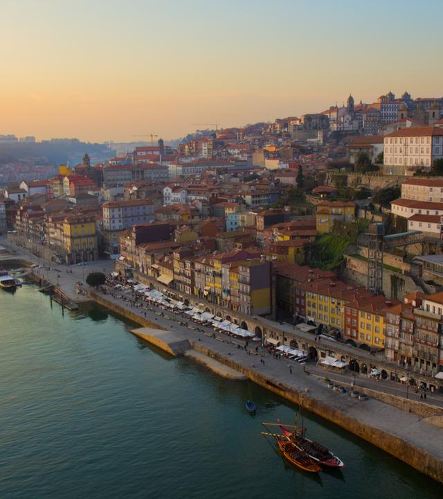 Hügel mit Altstadt von Porto und das Meer.