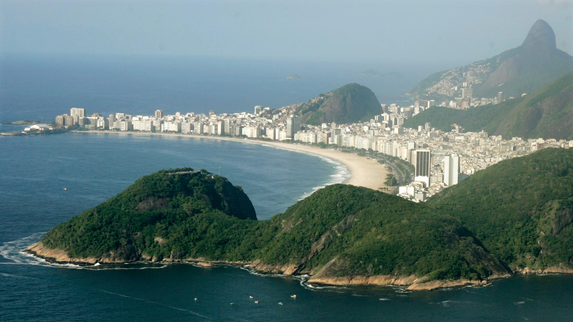 EIne Luftaufnahme zeigt den Copacabana Strand in Rio de Janeiro.