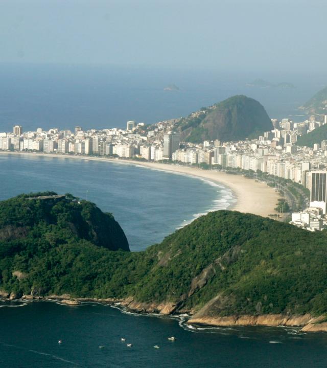 EIne Luftaufnahme zeigt den Copacabana Strand in Rio de Janeiro.