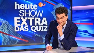 "heute-show extra - Das Quiz": Lutz van der Horst lehnt lässig am Fragepult und lächelt in die Kamera.