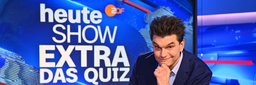 "heute-show extra - Das Quiz": Lutz van der Horst lehnt lässig am Fragepult und lächelt in die Kamera.