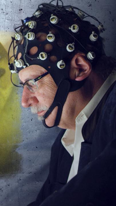 "Im Kopf der Hochstapler: wie sie uns täuschen - Helmut Kiener, der Anlagebetrüger": Montage. Der Anlagebetrüger Helmut Kiener ist vor einer Betontextur zu sehen und im Hintergrund eine auf die Wand projizierte Szene aus seiner Geschichte.