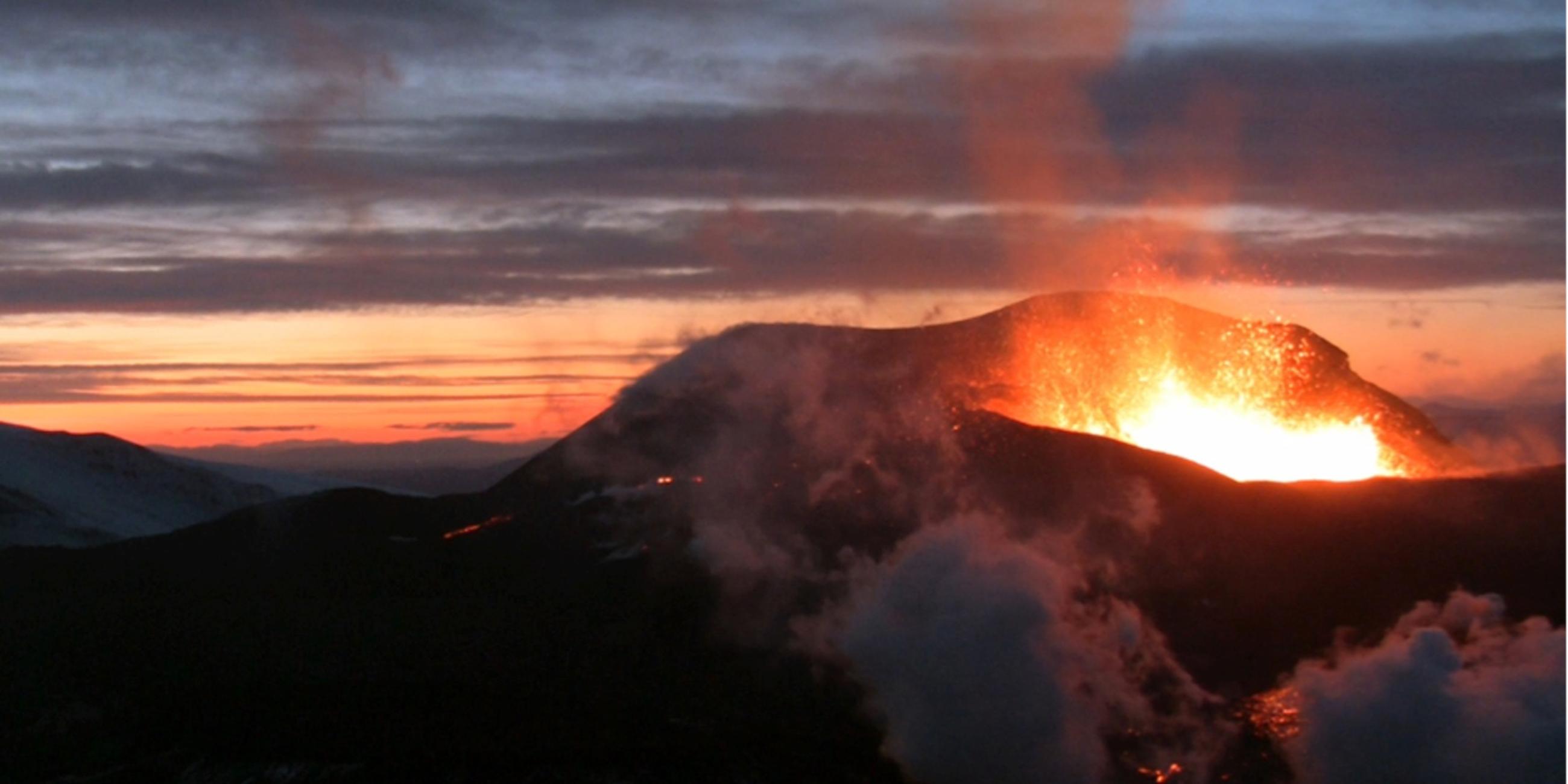 Ausbrechender Vulkan Eyjafjallajökull in Island 2010 mit rot glühender Lava.