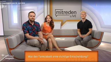 Wettermoderator Benjamin Stöwe neben Moderatorin Mirjam Meinhardt und Sportmoderator Marvin Kirsch sitzend auf der Couch im ZDF-Mittagsmagazin. Eingeblendet das Umfrageergebnis von ZDF mitreden zum Tankrabatt