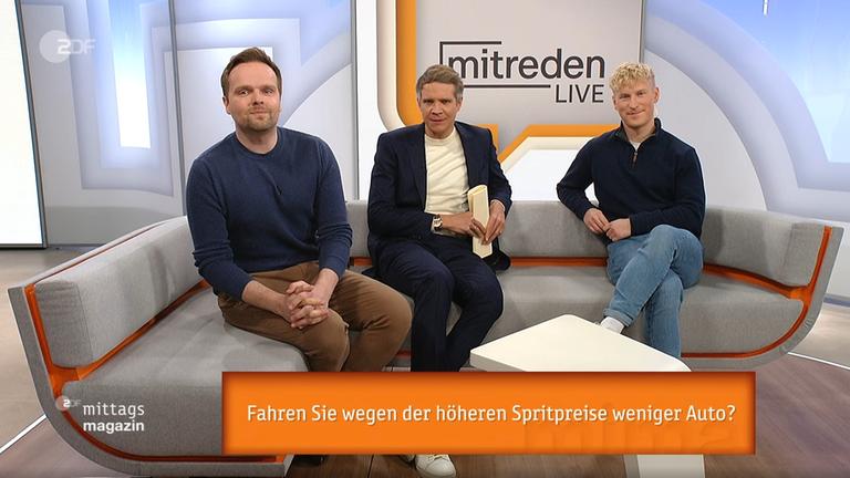 Moderatoren-Couch mit Benjamin Stöwe, Daniel Pontzen und Marvin Kirsch im Mittagsmagazin. DArunte reinblendung mit der ZDFmitreden-Frage: Fahren Sie wegen der höheren Spritpreise weniger Auto? 