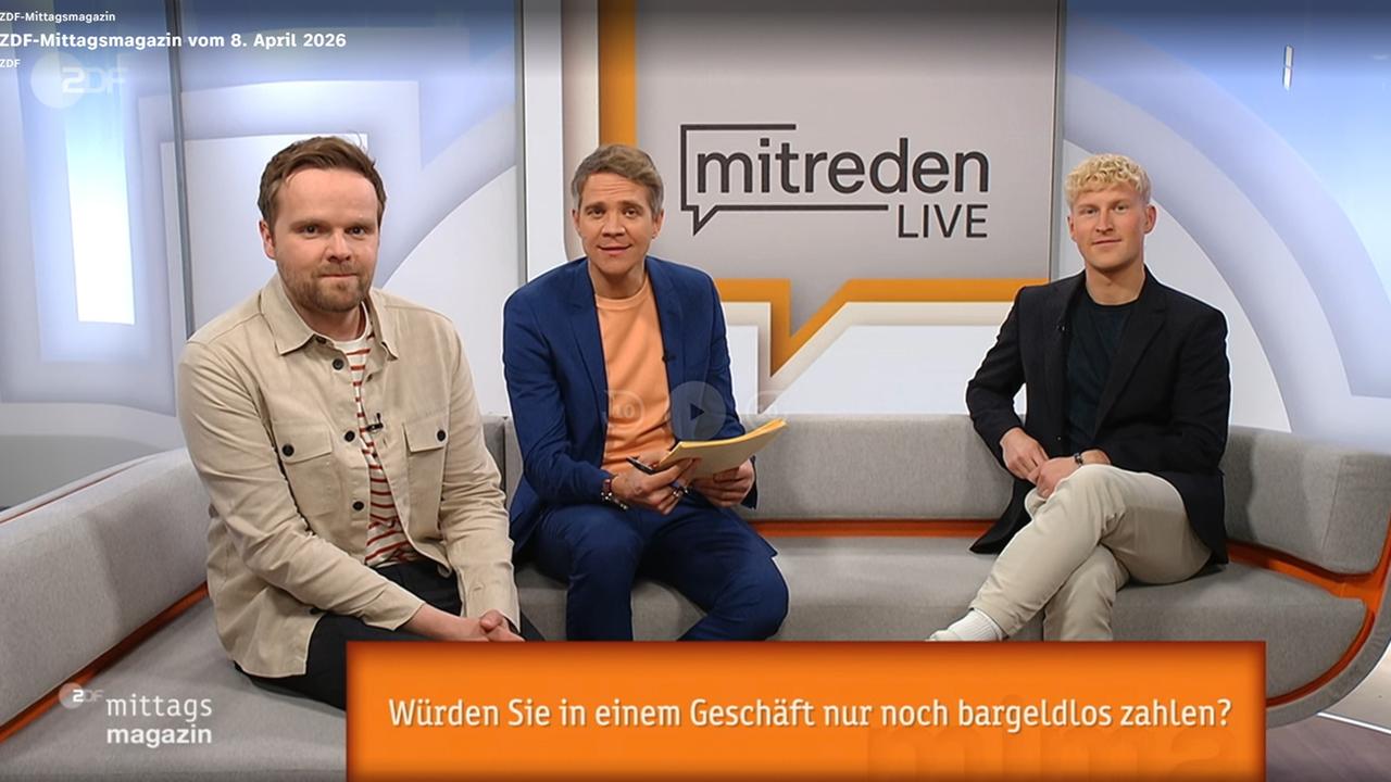 Screenshot Moderatoren-Couch mit Benjamin Stöwe, Daniel Pontzen und Marvin Kirsch im ZDF-Mittagsmagazin vom 08.04.26: Eingblendete Frage zu "Mitreden live": Würden Sie in einem Geschäft nur noch bargeldlos zahlen?