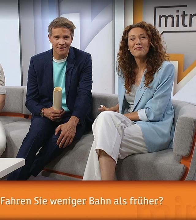 Auf der ZDF-Mittagsmagazin-Couch: Benedikt Stöwe, Daniel Pontzen und Lena Kesting schauen in die Kamera vor dem Hintergrund "ZDFmitreden live" und der unterlegten Frage: Fahren Sie weniger Bahn als früher?