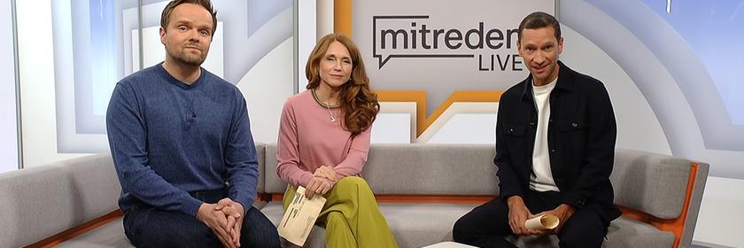 Wettermoderator Benjamin Stöwe neben Moderatorin Mirjam Meinhardt und Sportmoderator Florian Zschiedrich sitzend auf der Couch im ZDF-Mittagsmagazin. Eingeblendet das Umfrageergebnis von ZDF mitreden zur Frage, machen Sie sich Sorgen wegen steigender Gas-Preise?