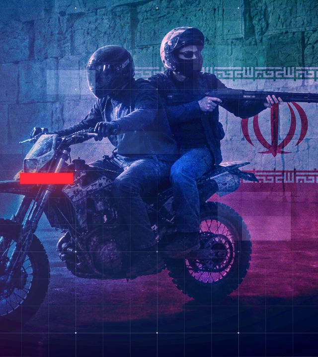 Montage: Zwei Männer auf einem Motorrad, der Beifahrer dreht sich umund schießt mit einem Gewehr (Vordergrund Mitte), Iran-Flagge (Hintergrund), darüber grafisches Raster-Overlay
