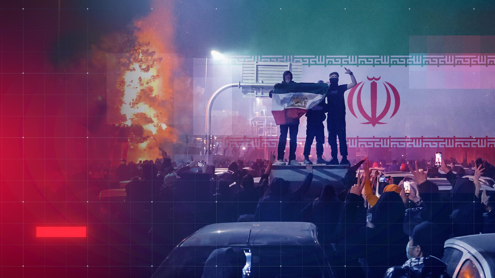 Montage: Protest im Iran - Feuer (links), Männer stehen aus einem Auto und halten die Iran-Fahne hoch (Vordergrund), Iran-Flagge (Hintergrund), darüber grafisches Raster-Overlay