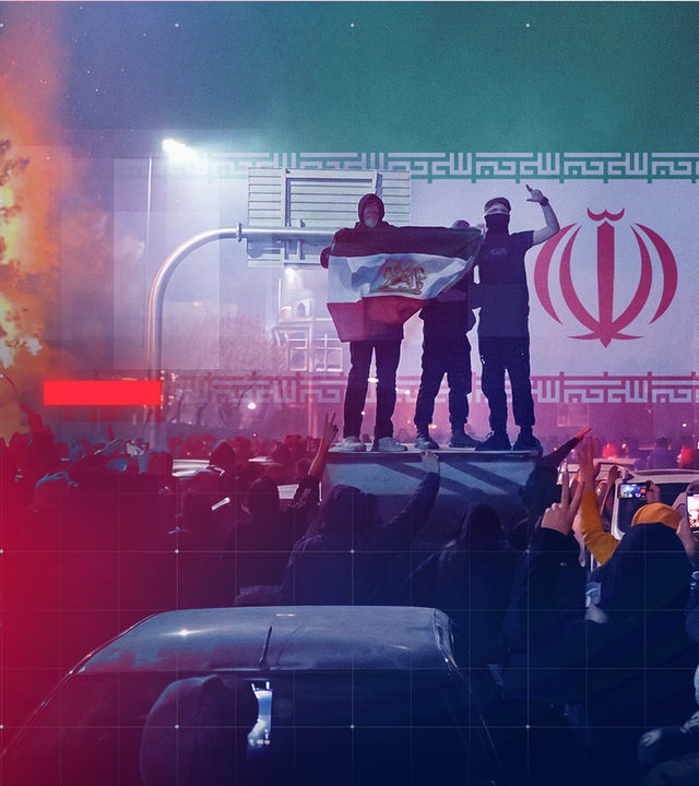 Montage: Protest im Iran - Feuer (links), Männer stehen aus einem Auto und halten die Iran-Fahne hoch (Vordergrund), Iran-Flagge (Hintergrund), darüber grafisches Raster-Overlay