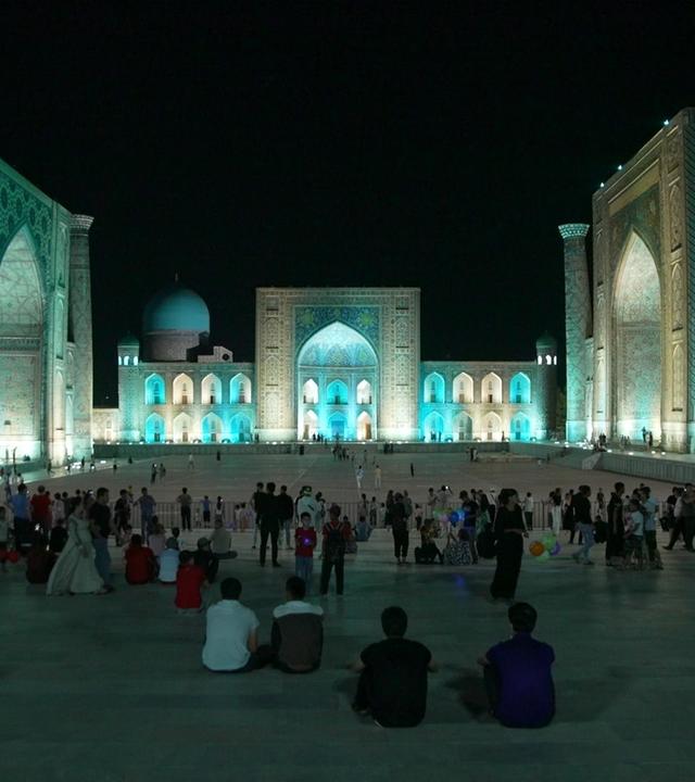 Samarkand am Abend. Die Menschen hoffen auf Tourismus nach der Pandemie.