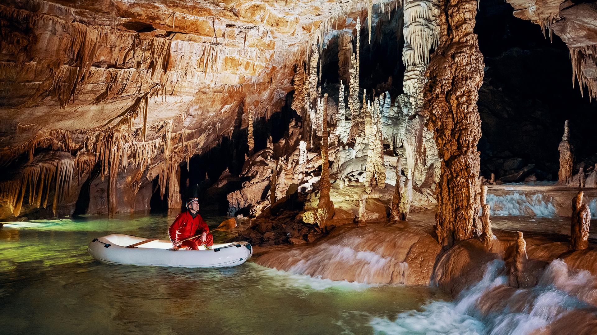 Dirk Steffens in einem Boot in der Grotte 