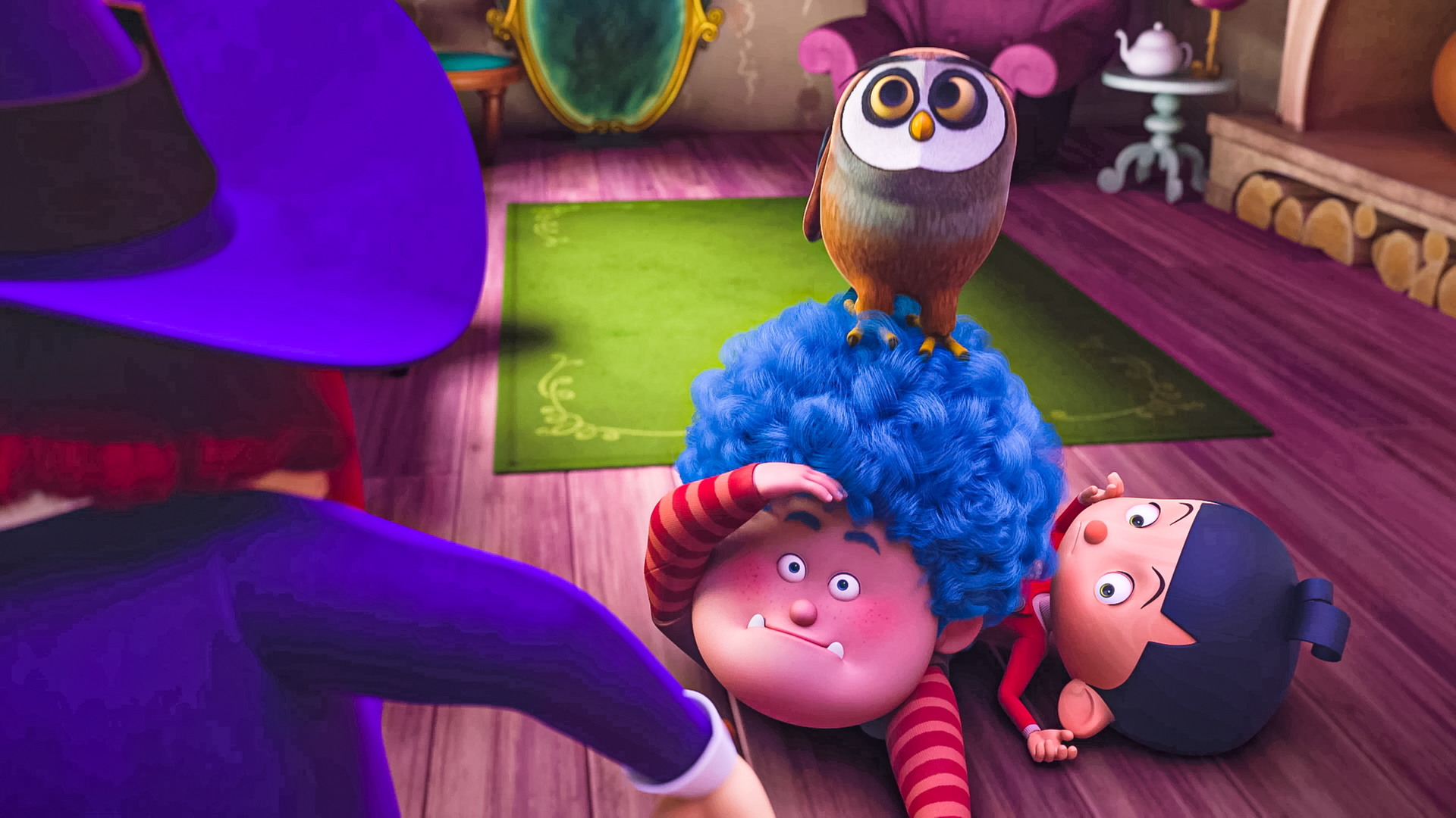 Pinocchio (rechts) und Luzio (mitte) liegen auf dem Boden des Hexenhauses und erblicken mit großen Augen die Hexe (links). Auf dem Kopf von Luzio sitzt die Eule Maurice (mitte).