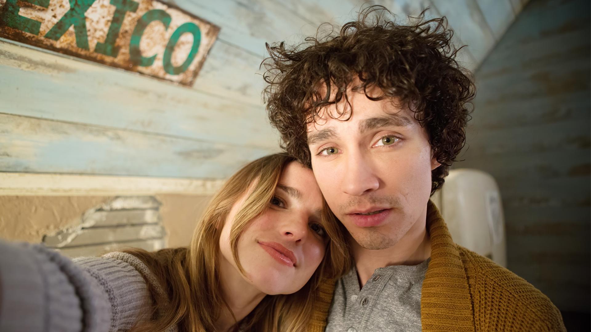 "Im Visier des Killers": Sean (Robert Sheehan) und seine Freundin Helen (Lisa Brenner) machen ein Selfie und schauen in die Kamera.