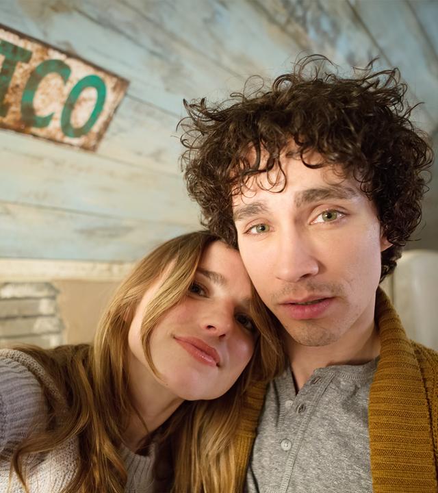 "Im Visier des Killers": Sean (Robert Sheehan) und seine Freundin Helen (Lisa Brenner) machen ein Selfie und schauen in die Kamera.