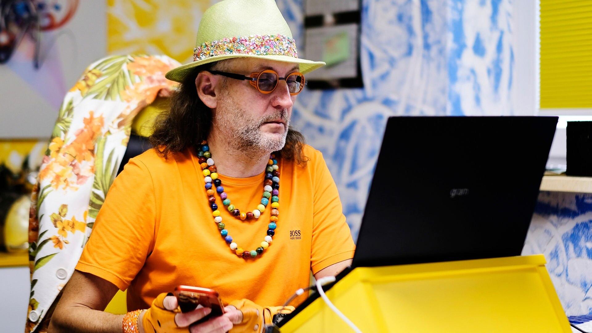 Abbruchunternehmer mit Stil - Ein Dandy auf der Baustelle