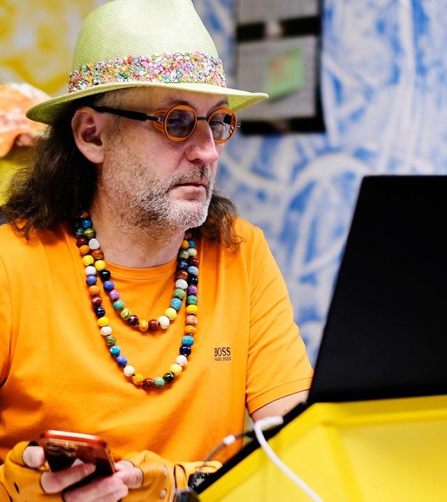 Abbruchunternehmer mit Stil - Ein Dandy auf der Baustelle