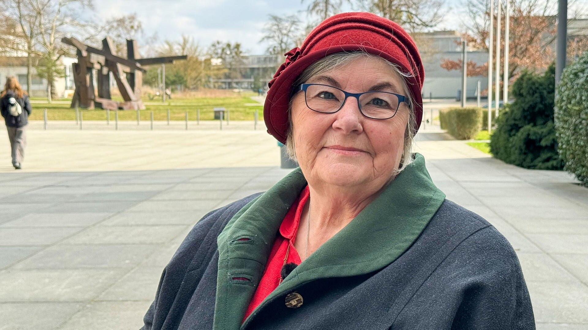 Arm dran, selbst schuld? fragt Tan Caglar