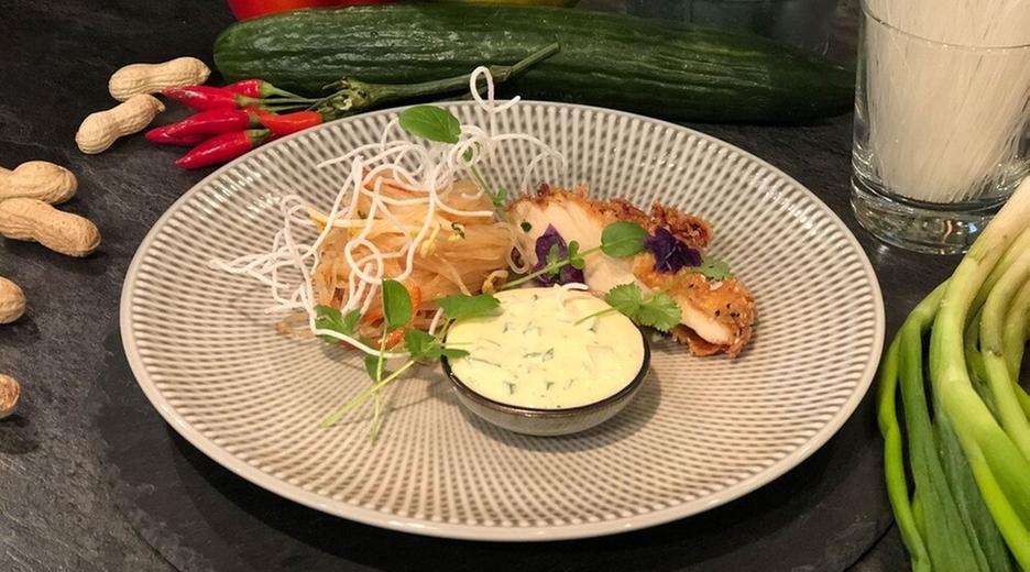 Asiatisches Backhendl mit Glasnudelsalat