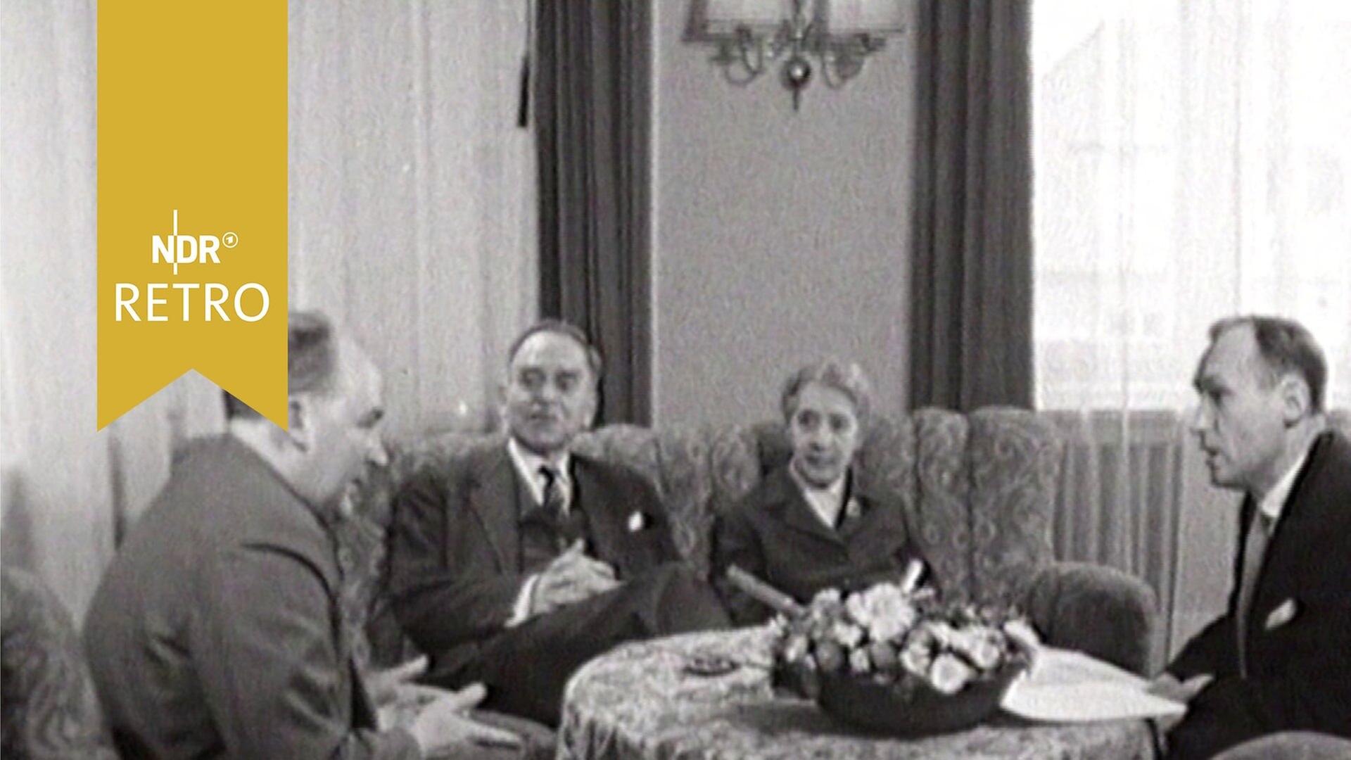 Atomforscher Otto Hahn, Lise Meitner und Fritz Straßmann im Gespräch