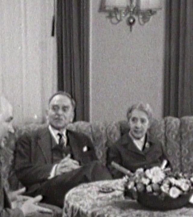 Atomforscher Otto Hahn, Lise Meitner und Fritz Straßmann im Gespräch