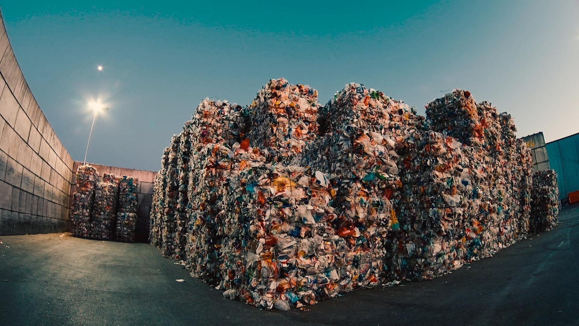 Autofahren auf Plastik-Müll