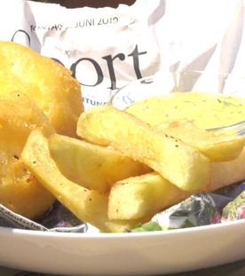 Backfisch mit Remoulade und Pommes-Chips