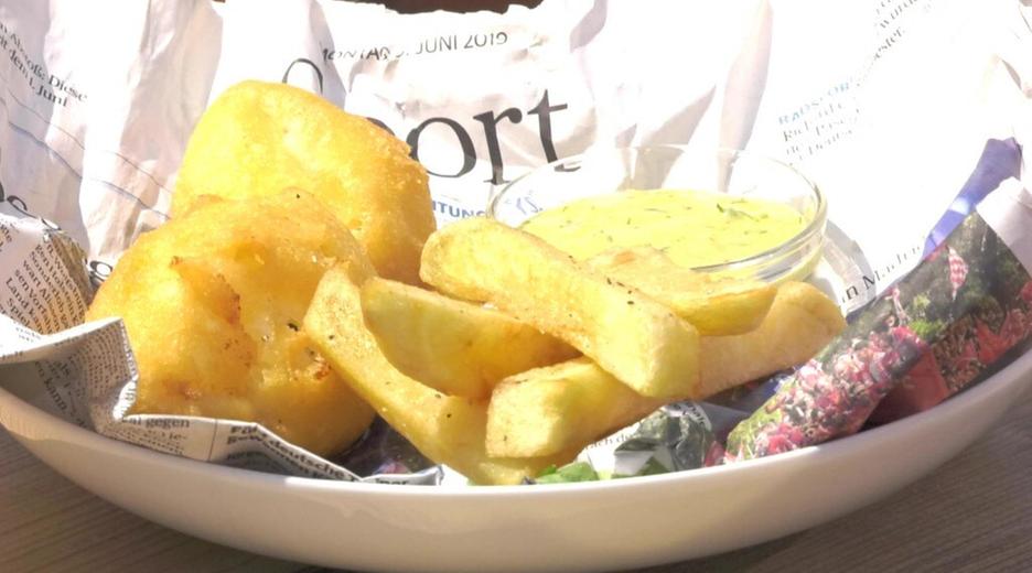 Backfisch mit Remoulade und Pommes-Chips