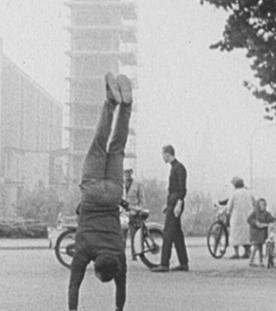 Bonjour Voisins. Le marcheur sur les mains