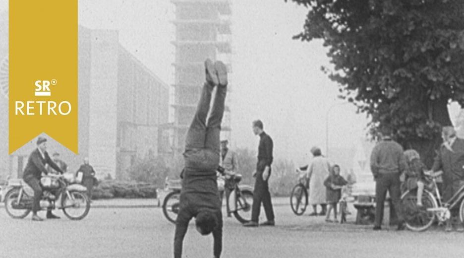 Bonjour Voisins. Le marcheur sur les mains