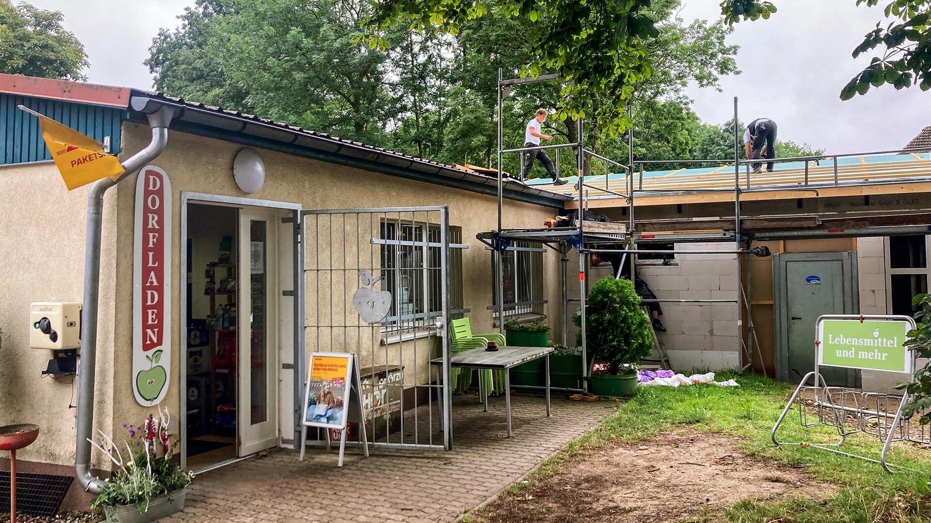 Brötchen, Brause, Baumaschinen - Ein Dorfladen will wachsen