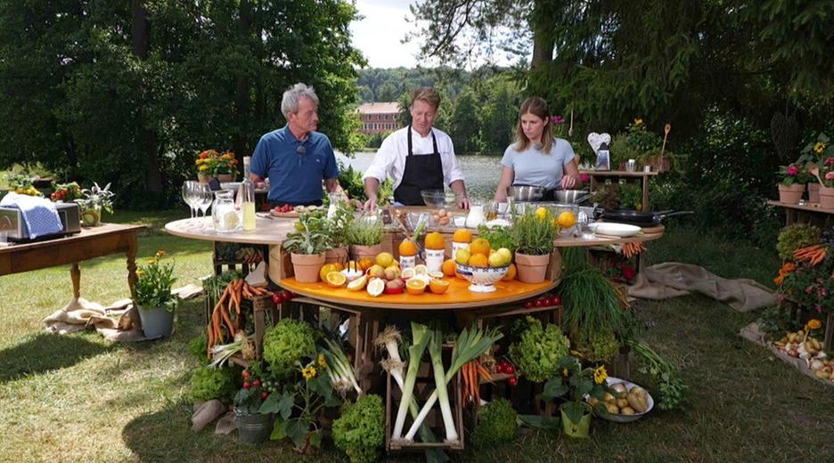Crêpes mit flambierten Orangen und Pralineneis