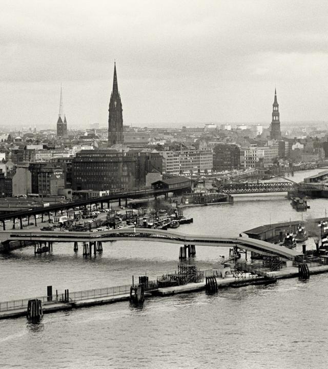 Der Hamburger Hafen 1958: Schichtwechsel auf der Werft