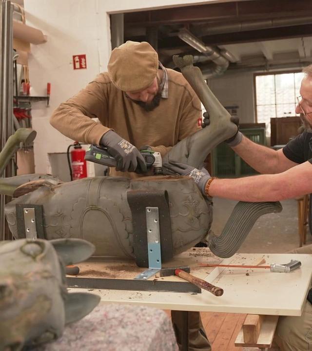 Der Restaurator alter Möbel