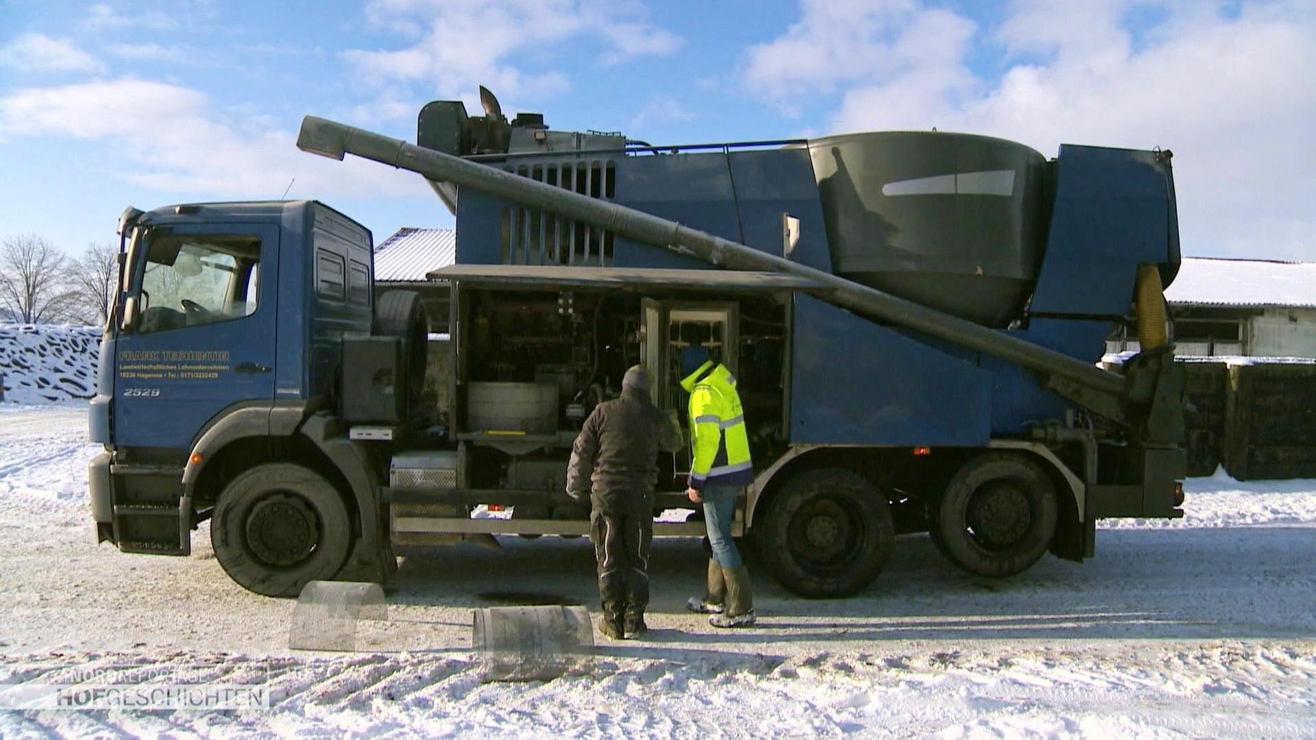 Die mobile Schrotmühle im Einsatz auf dem Mühlenhof