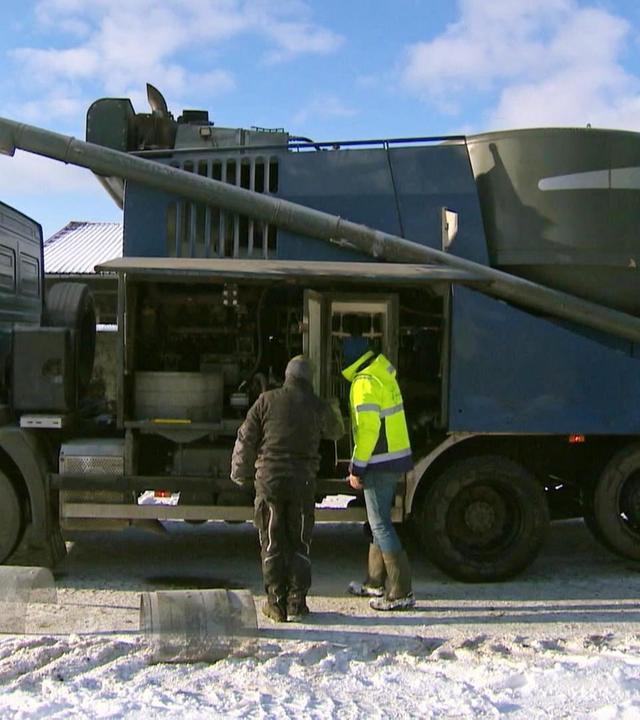 Die mobile Schrotmühle im Einsatz auf dem Mühlenhof