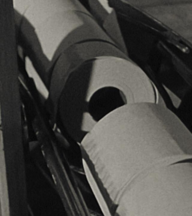 Die Toilettenpapier-Kreppmaschine